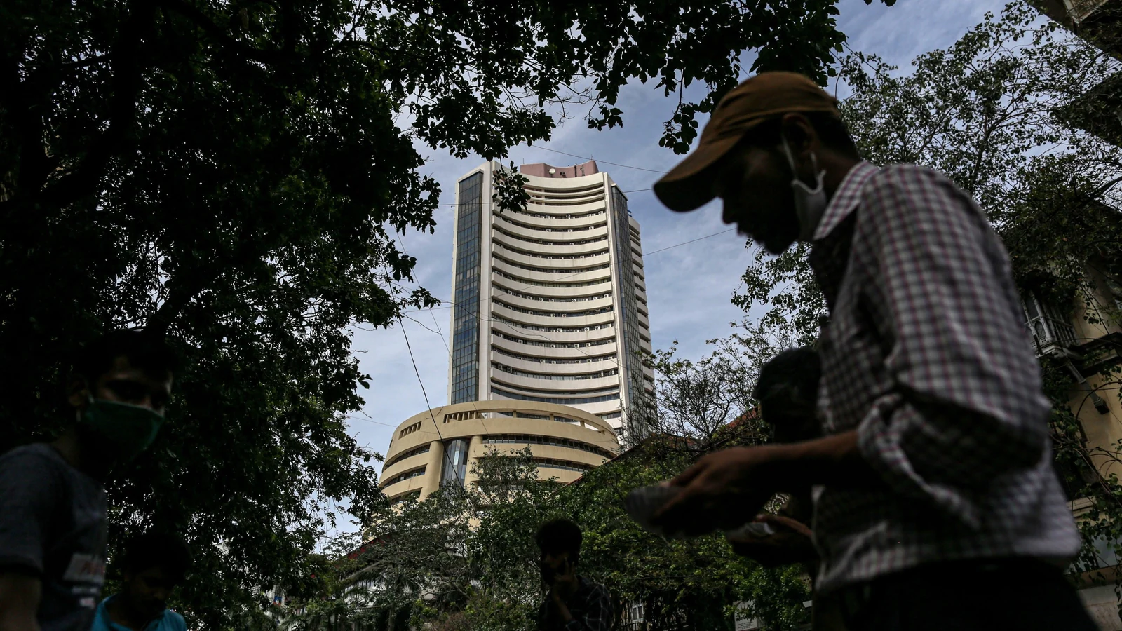 Sensex up by 534 pts to close session at 59,299; Nifty ends day at 17,691