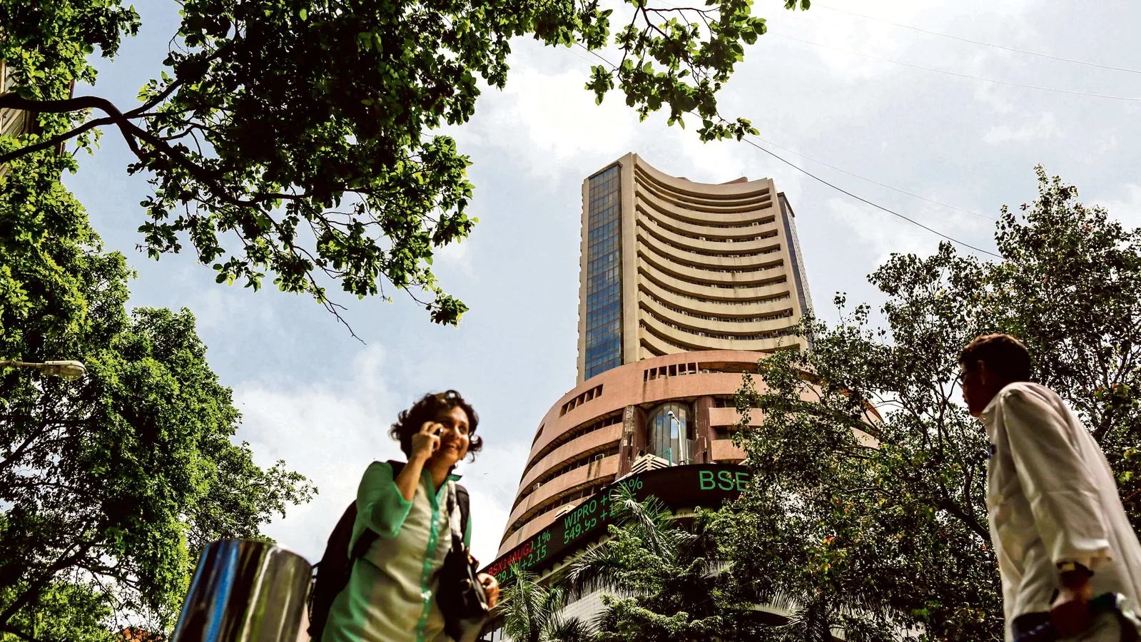 Sensex ends flat at 60,718; Nifty closes day at 18,093