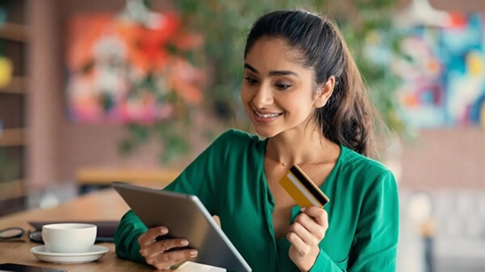 How can female investors avoid being influenced by male investment patterns