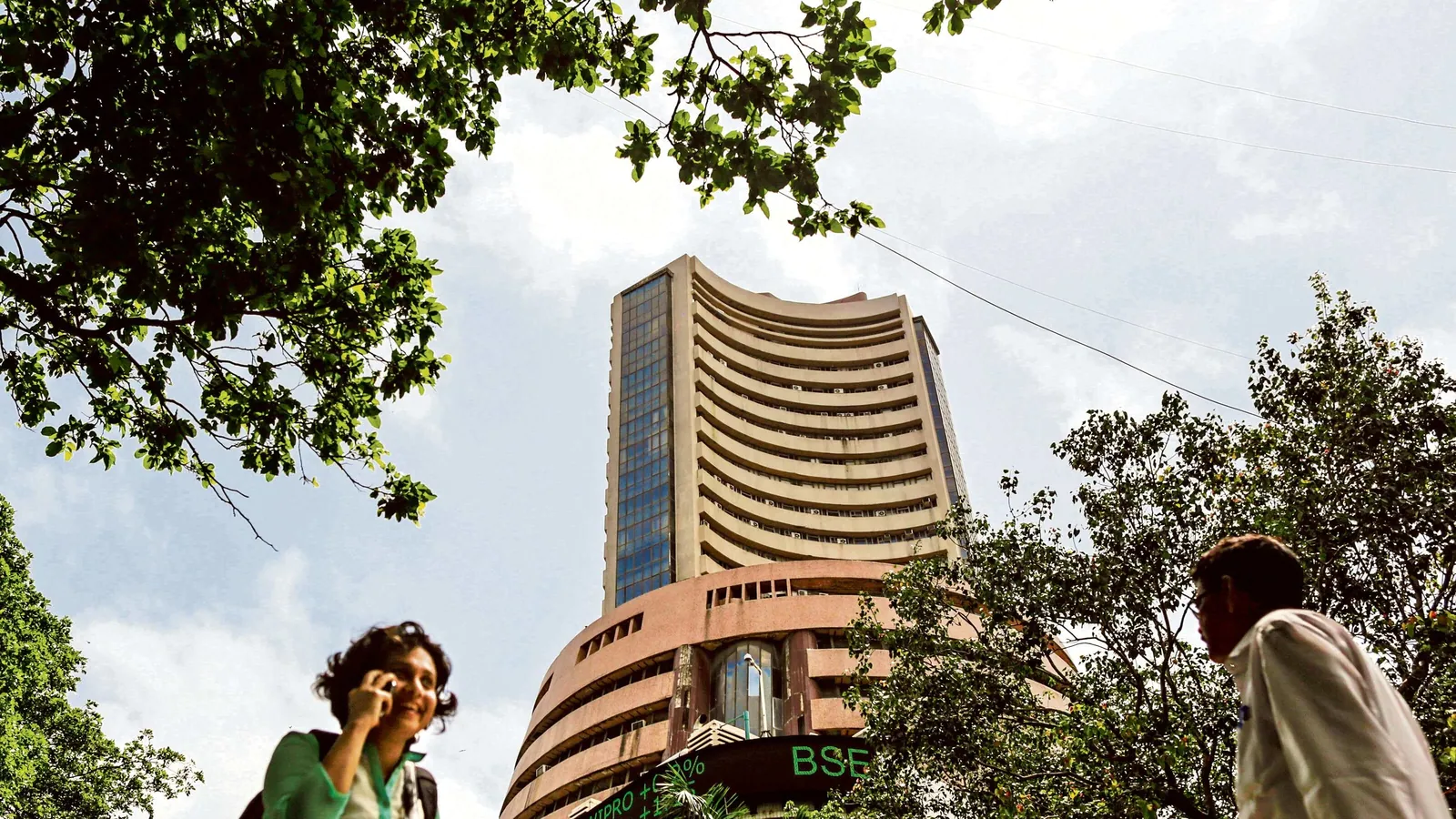Markets rally to end day; Sensex settles at 58,650, Nifty closes at 17,470