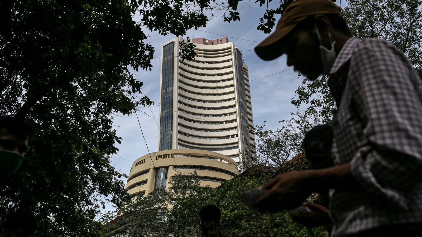 Indian shares end lower for second week; IT stocks rebound