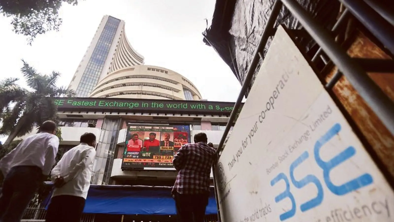 Markets close in red as Sensex plunges 581 points; Nifty down by 168 points