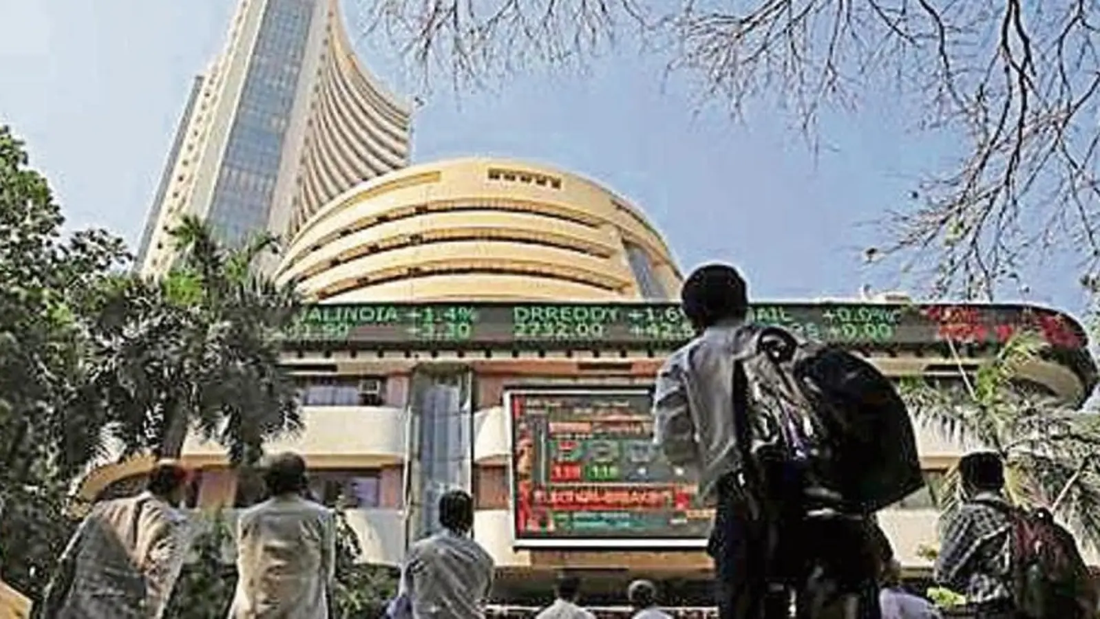 Markets dive as Putin attacks Ukraine