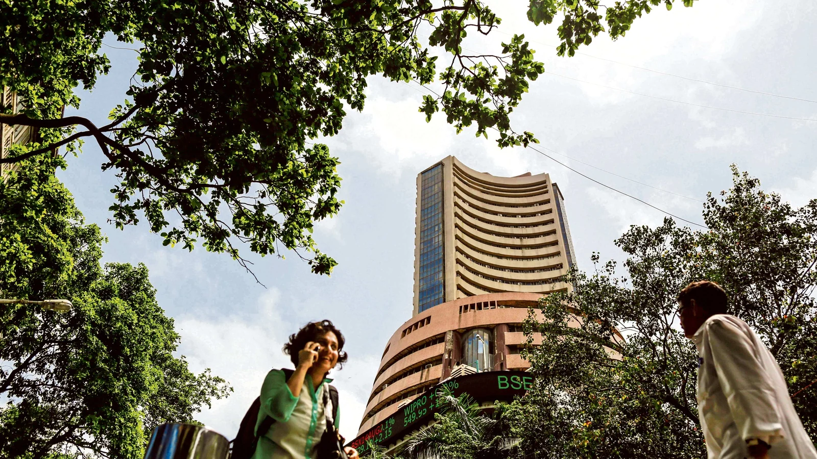 Markets end on a high note as Sensex gains 657 points to close at 58,465, Nifty settles at 17,463
