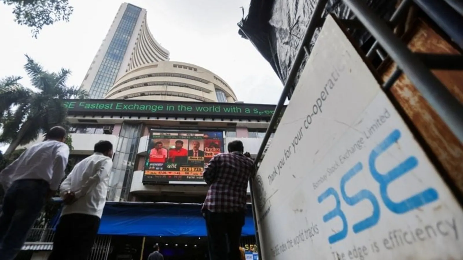 In opening session, Sensex trades flat at 58,601; Nifty at 17,478