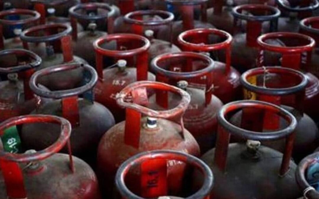 On New Year’s Day, price of commercial LPG cylinder hiked by ₹25